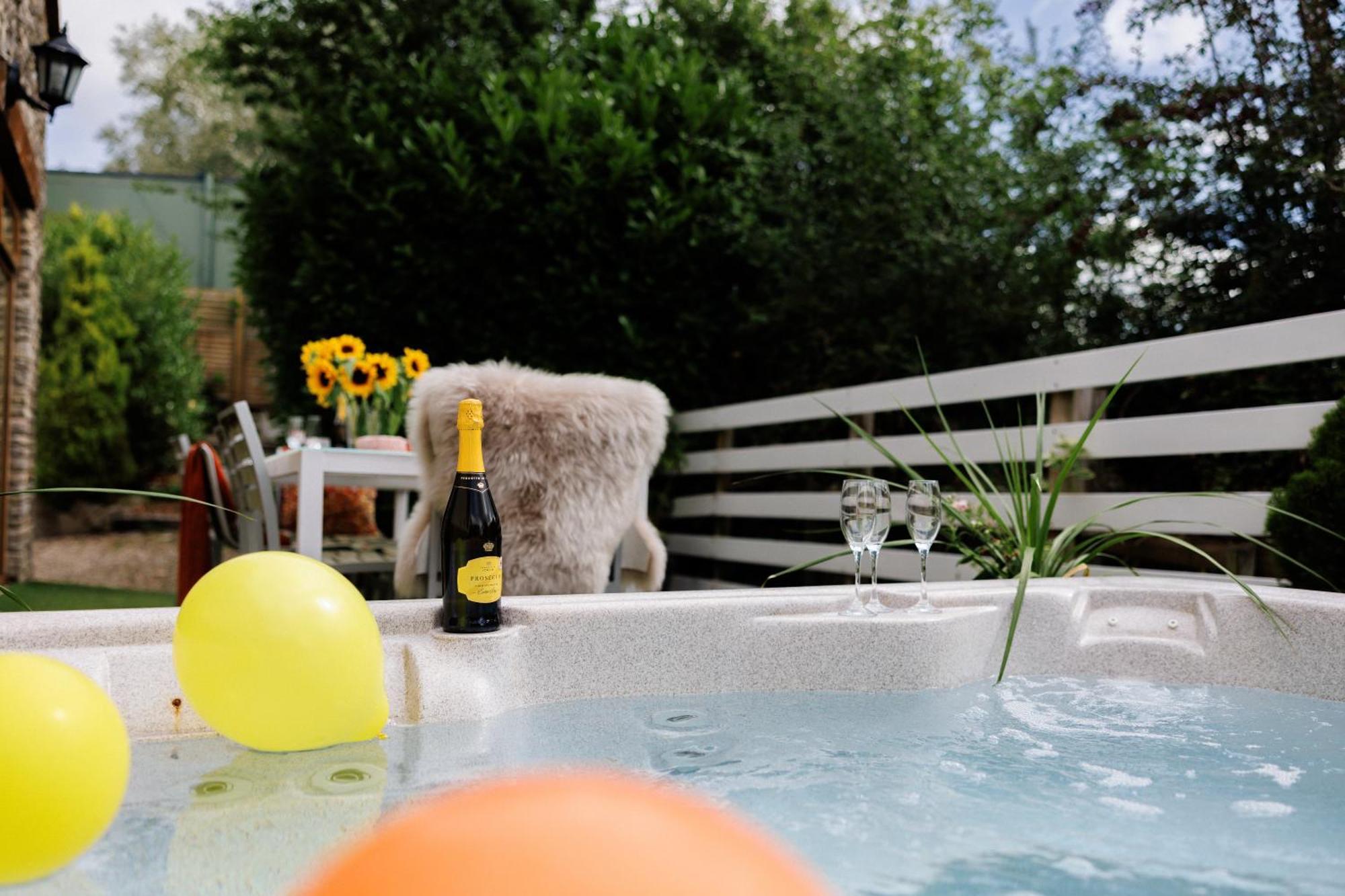 브리스틀 The West Barn Near Bath, Sleeps 24 And 2 Hot Tubs 빌라 외부 사진
